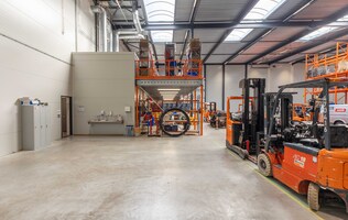 Waarom onze entresolvloeren níét aan uw gebouw vastzitten (en wat u daaraan heeft) Waarom onze entresolvloeren níét aan uw gebouw vastzitten (en wat u daaraan heeft)